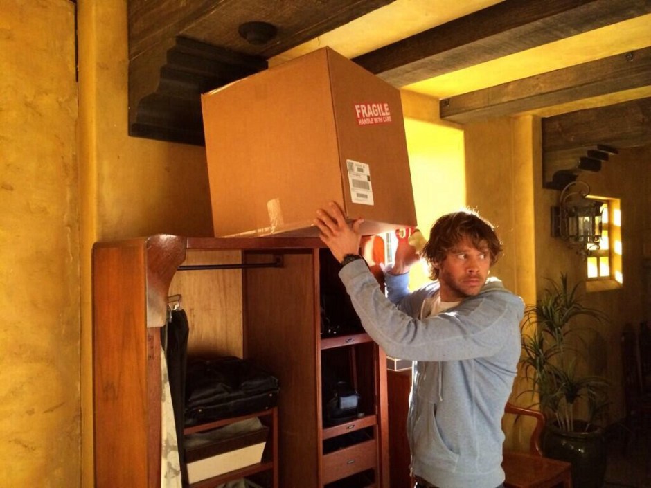 @jpkouz: What's in the box? Only Mr. Brennan knows! #Deekstease #jpkteaser @ericcolsen #NCISLA